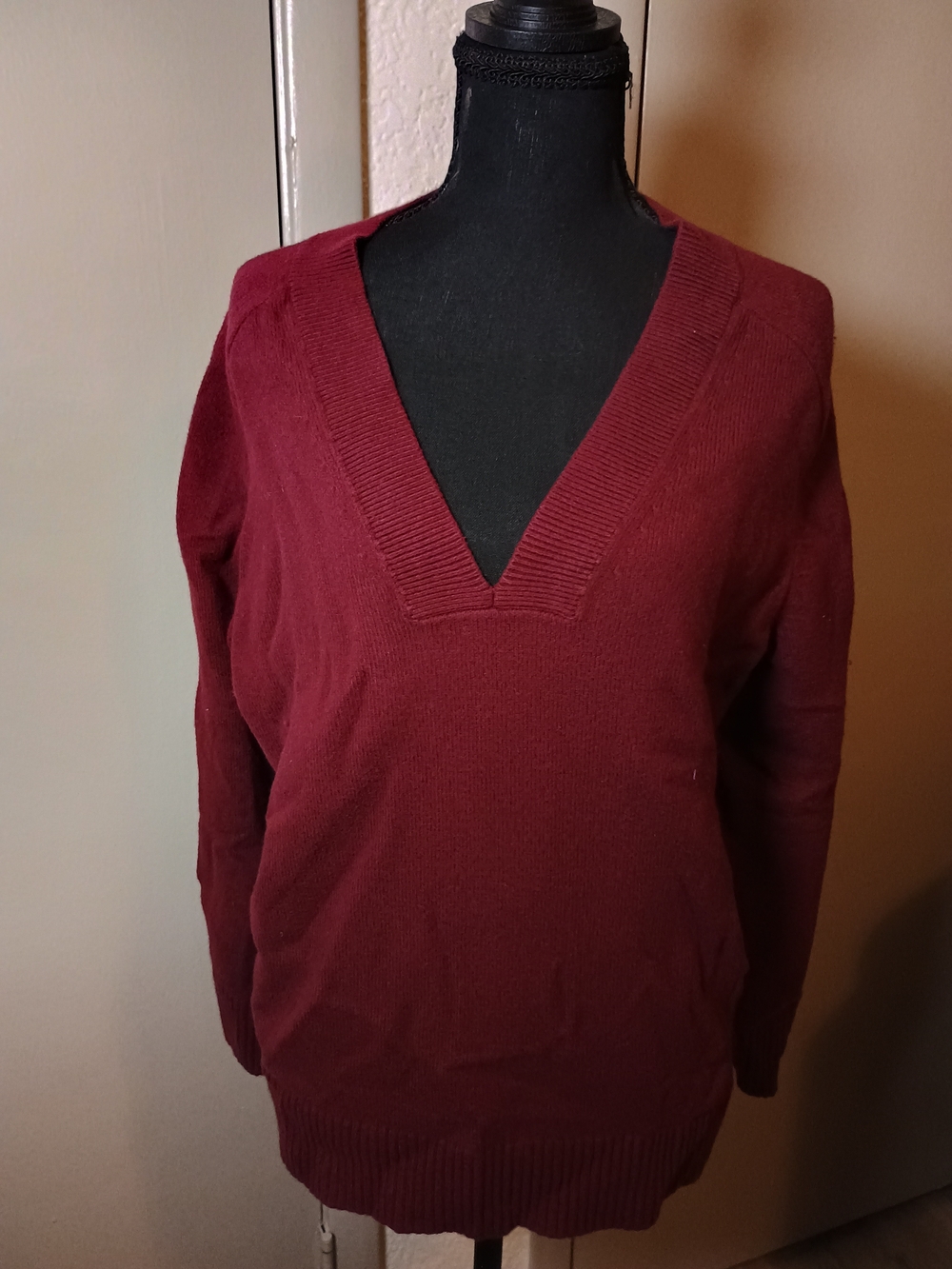 Banana Republic V-Neck Sweater in Red Size Large Like New